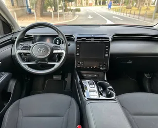 Interieur van Hyundai Tucson te huur in Spanje. Een geweldige auto met 5 zitplaatsen en een Automatisch transmissie.