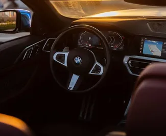 Benzine motor van 2,0L van BMW 430i Cabrio 2022 te huur in Dubai.