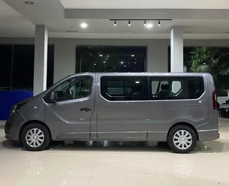 Interieur van Opel Vivaro te huur in Albanië. Een geweldige auto met 9 zitplaatsen en een Handmatig transmissie.
