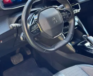 Interieur van Peugeot 2008 te huur in Montenegro. Een geweldige auto met 5 zitplaatsen en een Automatisch transmissie.