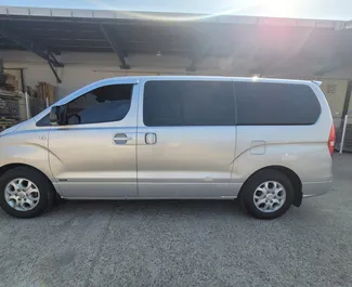 Vooraanzicht van een huurauto Hyundai Grand Starex in Durrës, Albanië ✓ Auto #13161. ✓ Transmissie Automatisch TM ✓ 0 beoordelingen.
