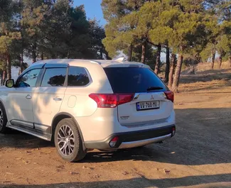 Hybride motor van 3,0L van Mitsubishi Outlander Xl 2019 te huur in Tbilisi.
