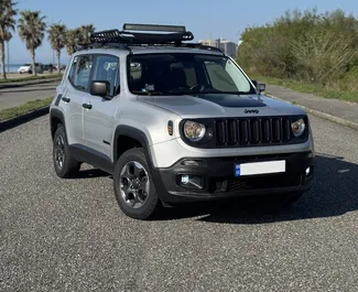 Vooraanzicht van een huurauto Jeep Renegade in Batumi, Georgië ✓ Auto #13103. ✓ Transmissie Automatisch TM ✓ 0 beoordelingen.