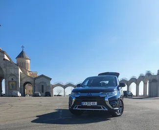 Vooraanzicht van een huurauto Mitsubishi Outlander in Tbilisi, Georgië ✓ Auto #11806. ✓ Transmissie Automatisch TM ✓ 0 beoordelingen.