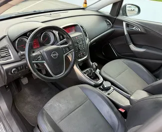 Opel Astra 2018 beschikbaar voor verhuur in Durrës, met een kilometerlimiet van onbeperkt.