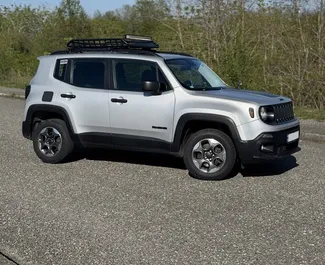Benzine motor van 2,4L van Jeep Renegade 2016 te huur in Batumi.