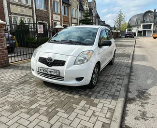 Vooraanzicht van een huurauto Toyota Yaris in Kaliningrad, Rusland ✓ Auto #13099. ✓ Transmissie Handmatig TM ✓ 0 beoordelingen.
