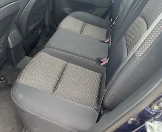 Interieur van Hyundai i30 te huur in Albanië. Een geweldige auto met 5 zitplaatsen en een Handmatig transmissie.