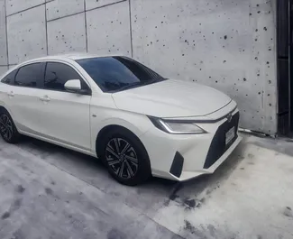 Vooraanzicht van een huurauto Toyota Yaris Ativ in Bangkok, Thailand ✓ Auto #13077. ✓ Transmissie Automatisch TM ✓ 0 beoordelingen.