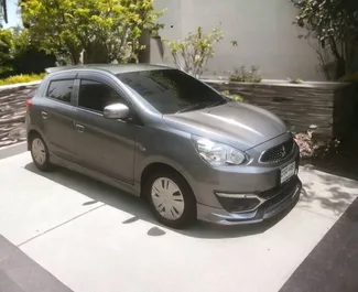 Vooraanzicht van een huurauto Mitsubishi Mirage in Bangkok, Thailand ✓ Auto #13076. ✓ Transmissie Automatisch TM ✓ 0 beoordelingen.