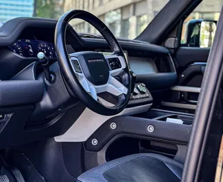 Land Rover Defender 2022 beschikbaar voor verhuur in Bakoe, met een kilometerlimiet van onbeperkt.