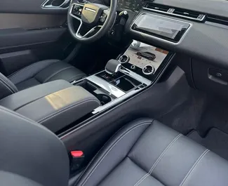 Benzine motor van 2,0L van Land Rover Range Rover Velar 2024 te huur in Dubai.