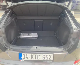Vooraanzicht van een huurauto Cupra Formentor Luchthaven Dalaman, Turkije ✓ Auto #13075. ✓ Transmissie Automatisch TM ✓ 0 beoordelingen.