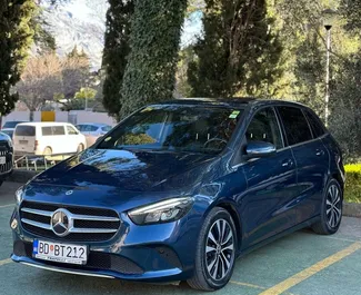 Vooraanzicht van een huurauto Mercedes-Benz B-Class in Rafailovici, Montenegro ✓ Auto #1881. ✓ Transmissie Automatisch TM ✓ 0 beoordelingen.
