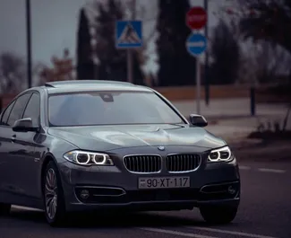 Verhuur BMW 528i. Premium Auto te huur in Azerbeidzjan ✓ Borg van Borg van 300 AZN ✓ Verzekeringsmogelijkheden TPL, CDW.