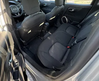 Interieur van Jeep Renegade te huur in Georgië. Een geweldige auto met 5 zitplaatsen en een Automatisch transmissie.