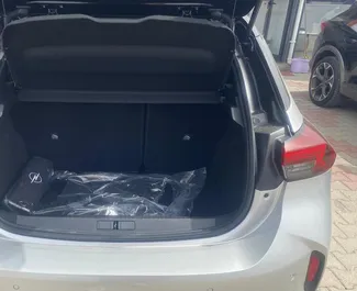 Vooraanzicht van een huurauto Opel Corsa Luchthaven Dalaman, Turkije ✓ Auto #12379. ✓ Transmissie Automatisch TM ✓ 0 beoordelingen.