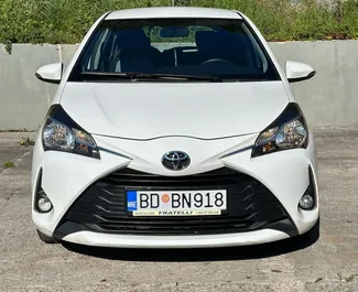 Vooraanzicht van een huurauto Toyota Yaris in Rafailovici, Montenegro ✓ Auto #11801. ✓ Transmissie Automatisch TM ✓ 0 beoordelingen.