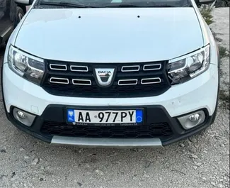 Vooraanzicht van een huurauto Dacia Sandero op de luchthaven van Tirana, Albanië ✓ Auto #10077. ✓ Transmissie Handmatig TM ✓ 0 beoordelingen.