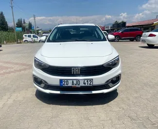Benzine motor van 1,4L van Fiat Egea 2025 te huur Luchthaven Dalaman.