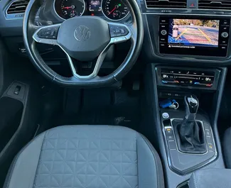 Interieur van Volkswagen Tiguan te huur in Montenegro. Een geweldige auto met 5 zitplaatsen en een Automatisch transmissie.