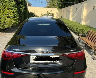 Vooraanzicht van een huurauto Mercedes-Benz S560 in Bakoe, Azerbeidzjan ✓ Auto #12931. ✓ Transmissie Automatisch TM ✓ 0 beoordelingen.