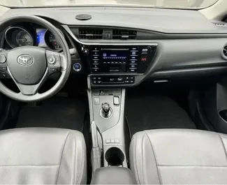 Autohuur Toyota Auris 2017 in in Spanje, met Hybride brandstof en 120 pk ➤ Vanaf 29 EUR per dag.