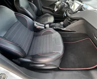 Autohuur Peugeot 2008 2018 in in Spanje, met Benzine brandstof en 110 pk ➤ Vanaf 35 EUR per dag.