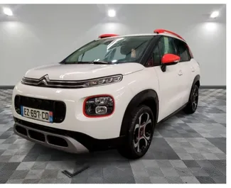 Vooraanzicht van een huurauto Citroen C3 Aircross in Alicante, Spanje ✓ Auto #12964. ✓ Transmissie Automatisch TM ✓ 0 beoordelingen.
