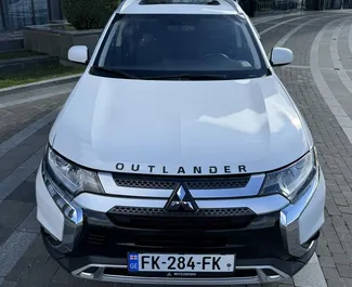 Vooraanzicht van een huurauto Mitsubishi Outlander in Tbilisi, Georgië ✓ Auto #11804. ✓ Transmissie Automatisch TM ✓ 0 beoordelingen.