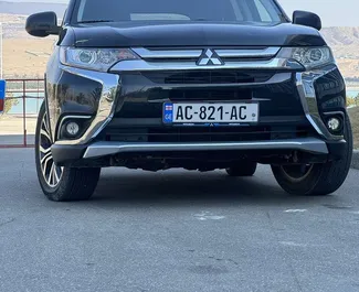 Vooraanzicht van een huurauto Mitsubishi Outlander in Tbilisi, Georgië ✓ Auto #11807. ✓ Transmissie Automatisch TM ✓ 0 beoordelingen.