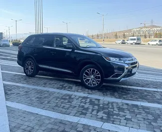 Benzine motor van 2,4L van Mitsubishi Outlander 2017 te huur in Tbilisi.