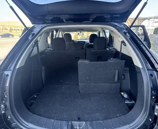 Mitsubishi Outlander 2017 beschikbaar voor verhuur in Tbilisi, met een kilometerlimiet van onbeperkt.
