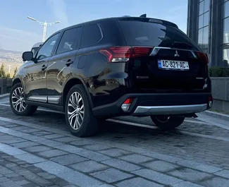 Interieur van Mitsubishi Outlander te huur in Georgië. Een geweldige auto met 7 zitplaatsen en een Automatisch transmissie.