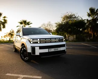 Vooraanzicht van een huurauto Hyundai Santa Fe in Dubai, Verenigde Arabische Emiraten ✓ Auto #13110. ✓ Transmissie Automatisch TM ✓ 0 beoordelingen.