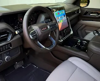 Interieur van GMC Yukon te huur in de VAE. Een geweldige auto met 7 zitplaatsen en een Automatisch transmissie.