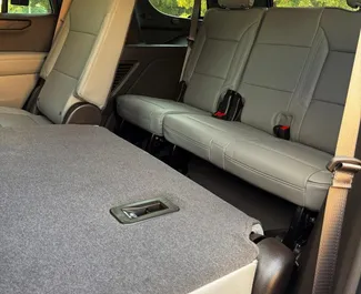 GMC Yukon 2025 met Aandrijving op alle wielen systeem, beschikbaar in Dubai.