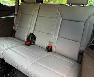 Autohuur GMC Yukon 2025 in in de VAE, met Benzine brandstof en 355 pk ➤ Vanaf 550 AED per dag.