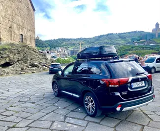Benzine motor van L van Mitsubishi Outlander Xl 2018 te huur in Tbilisi.