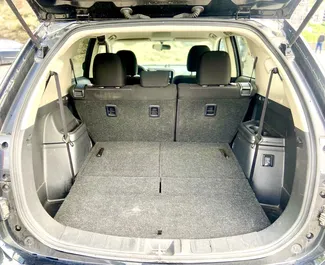 Interieur van Mitsubishi Outlander Xl te huur in Georgië. Een geweldige auto met 7 zitplaatsen en een Automatisch transmissie.