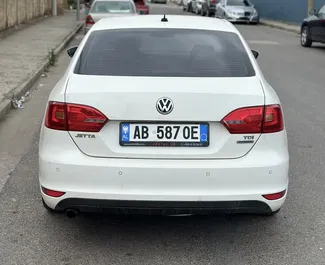 Vooraanzicht van een huurauto Volkswagen Jetta in Durrës, Albanië ✓ Auto #10792. ✓ Transmissie Automatisch TM ✓ 0 beoordelingen.