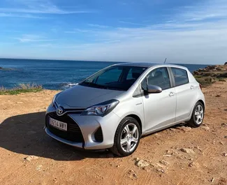 Vooraanzicht van een huurauto Toyota Yaris in Alicante, Spanje ✓ Auto #12959. ✓ Transmissie Automatisch TM ✓ 0 beoordelingen.