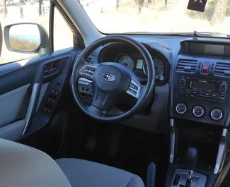 Interieur van Subaru Forester te huur in Georgië. Een geweldige auto met 5 zitplaatsen en een Automatisch transmissie.