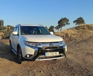 Vooraanzicht van een huurauto Mitsubishi Outlander Xl in Tbilisi, Georgië ✓ Auto #9706. ✓ Transmissie Automatisch TM ✓ 1 beoordelingen.