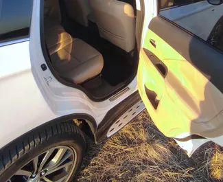 Interieur van Mitsubishi Outlander Xl te huur in Georgië. Een geweldige auto met 7 zitplaatsen en een Automatisch transmissie.