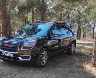 Vooraanzicht van een huurauto GMC Acadia in Tbilisi, Georgië ✓ Auto #11794. ✓ Transmissie Automatisch TM ✓ 0 beoordelingen.