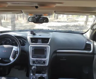 GMC Acadia 2016 beschikbaar voor verhuur in Tbilisi, met een kilometerlimiet van onbeperkt.