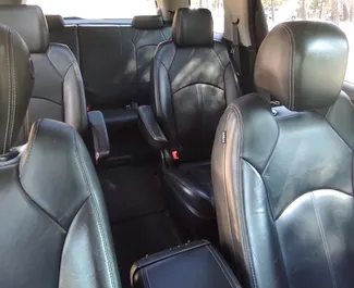 Interieur van GMC Acadia te huur in Georgië. Een geweldige auto met 7 zitplaatsen en een Automatisch transmissie.
