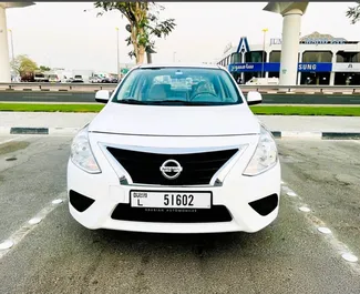 Vooraanzicht van een huurauto Nissan Sunny in Dubai, Verenigde Arabische Emiraten ✓ Auto #13000. ✓ Transmissie Automatisch TM ✓ 0 beoordelingen.