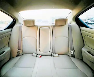 Benzine motor van 1,5L van Nissan Sunny 2023 te huur in Dubai.